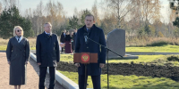 Александр Дрозденко: Открытие стелы защитникам НАО важно нам и нашим бойцам, которые бьются с нацизмом в зоне спецоперации - Online47.Ru