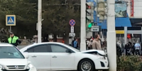 Автомобиль протаранил троллейбусный столб у торгового центра - Bloknot-Volgodonsk.Ru