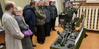 Будущие священники научили собирать и разбирать автомат Калашникова - КП Екатеринбург