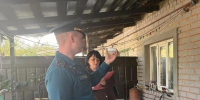 В Луганске сотрудники МЧС России вручали пожарные извещатели многодетным семьям - МЧС России
