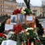 Активисты организовали стихийное памятное место срубленному вековому тополю на Набережной Грибоедова - Global78.Ru