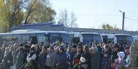 На фото - коллектив предприятия "Завод "Пластмасс" на открытии Аллеи Памяти в Копейске. Автор фото - Николай Балмашнов, пресс-служба АО «Завод «Пластмасс», Изображение. - Правительство Челябинской области