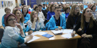 Участники Слёта пишут географический диктант «Открываем Россию заново с учителями географии: Урал. Татищев». Фото: Денисон Дайсонов - Свердловское отделение РГО