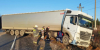 Грузовой автомобиль съехал в кювет из-за гололёда на севере Карелии - StolicaOnego.Ru