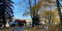 В Великих Луках сотрудники администрации вышли на уборку площади Ленина - Luki.Ru