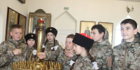 В Свято-Екатерининском храме ст. Крыловской после торжественной церемонии юные казаки поставили свечи и помолились о здравии близких. - Газета Авангард