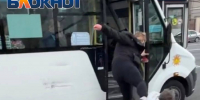 В центре Ростова женщина набросилась на пассажира маршрутки из-за непристойного поведения рядом с подростком - Bloknot-Rostov.Ru