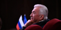 Александр Дрозденко поздравил с юбилеем спикера Заксобрания Сергея Бебенина - ЛенТВ24