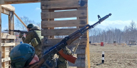 Военнослужащие на Сахалине тренируются захватывать опорные пункты и окопы противника - ТИА Острова