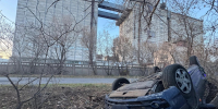 В Тольятти автомобиль перевернулся из-за разбросанного груза на дороге - TLT.Ru