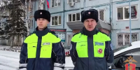 Полицейские из Шарыпова помогли автовладелице прикрутить отпавшее на ходу колесо - Комсомольская Правда