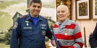 В Омске поздравили ветерана пожарной охраны с 90-летним юбилеем - МЧС России