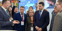 Министр Антон Алиханов ознакомился с экспозицией Ленобласти на выставке «Российский промышленник» - Комитет по печати