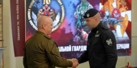 В Магадане отметили заслуги росгвардейцев и показали новейшие средства связи - Росгвардия