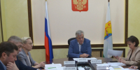 за столом сидят Григорий Житенев, заместитель председателя Правительства области Светлана Шумайлова, представители профильных министерств. - МО Кирово-Чепецк