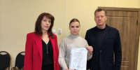 В Трубчевске вручили жилищный сертификат девушке из числа детей-сирот - Газета Земля Трубчевская