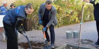 Глава Астрахани вместе с чиновниками занялся озеленением Володарской улицы - Bloknot-Astrakhan.Ru