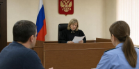 Зал суда: судья в мантии за местом председателя, на переднем плане участники процесса за столом - 168.Ru