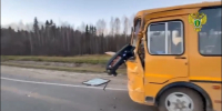 В салоне были дети: школьный автобус лишился стекла в ДТП с фуройвидео - Комсомольская Правда
