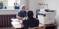В Дербенте в следственном изоляторе № 2 состоялся прием осужденных отряда хозяйственного обслуживания по личным вопросам. Мероприятие провел старший психолог психологической лаборатории учреждения капитан внутренней службы Шамиль Кафаров. В неформальной обстановке, располагающей к открытому диалогу, к специалисту обратились осужденные с вопросами личного характера. Темы обращений касались преимущественно семейных отношений, тревоги за будущее и поиска внутренних ресурсов для преодоления жизненных трудностей. Основное внимание уделялось проблемам адаптации к условиям отбывания наказания, урегулированию межличностных конфликтов, а также снижению уровня тревожности. В ходе приема каждый осужденный смог получить квалифицированную психологическую помощь. В работе психолог использовал методы когнитивно-поведенческой терапии и арт-терапевтические техники. Каждый осужденный получил обратную связь и конкретные инструменты для работы над своим психоэмоциональным состоянием. Как отметил старший психолог, личный прием позволяет не только оказать своевременную помощь, но и выявить скрытые деструктивные тенденции в поведении осужденных на ранних стадиях. – Цель таких приемов – помочь человеку найти опору в себе и справиться с внутренним напряжением, – подчеркнул Шамиль Кафаров. – Мы не просто слушаем, мы помогаем структурировать проблему и найти пути ее решения в рамках закона и социально - приемлемых норм. Стоит отметить, что психологическое сопровождение осужденных является одним из ключевых направлений работы уголовно-исполнительной системы, направленным на профилактику правонарушений и успешную ресоциализацию. Пресс-служба УФСИН России по Республике Дагестан - УФСИН России по Республике Дагестан