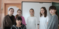 Эвита Шишова, Софья Федоренко, Софья Гребельная, Мария Рыбалко и Маргарита Кондратюк с учителем Оксаной Дзюбой. - Газета Авангард
