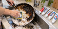 Зубную пасту скупаю коробками: вот как отмываю старые сковородки до блеска — рабочий лайфхак для умных хозяек - Progorod33.Ru