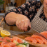 Узнала, как правильно солить горбушу — в 2 раза нежнее и вкуснее семги: золотую формулу запомните раз и навсегда - Prochepetsk.ru