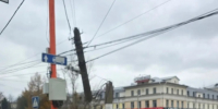 Столб накренился в центре Барнаула 
 Фото: читатель amic.ru - ИА Амител