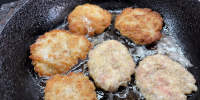 Сыплю щепотку на сковороду перед жаркой котлет: масло больше не стреляет во все стороны — кухню легче отмывать - Prochepetsk.ru