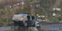 В Новосибирске Toyota Platz на скорости врезалась в бетонный блок у ЖК «Акварельный» - Сиб.фм