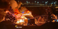 Частный дом загорелся рядом с «Европейским Берегом» в Новосибирске - Gorsite.Ru