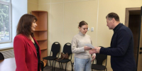 В Трубчевске вручили жилищный сертификат девушке из числа детей-сирот - Российская Нива