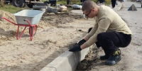 В Клетне коммунальщики обустраивают тротуар по улице Заозерной - Российская Нива