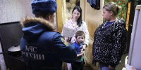 Ежедневная профилактика и адресная помощь: сотрудники МЧС России устанавливают пожарные извещатели в домах многодетных семей Суворова - МЧС