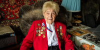 Андрей Воробьёв поздравил с 97-летием ветерана из Дубны Галину Поддубскую - РТВ-Подмосковье