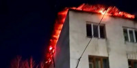 Крупный пожар в Вахрушеве: крыша многоквартирного дома горит на 800 "квадратах" - News.Astv.Ru