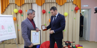 Дмитрий Демешин наградил Игоря Вольштейна, спасшего детей при пожаре в Комсомольске-на-Амуре - Правительство Хабаровского края