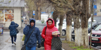 Мокрый снег. Дождь. Прохожие - Газета Бийский рабочий