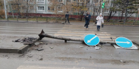 В Омске автомобиль разрушил островок безопасности рядом со школой № 15 - ИА Новый Омск