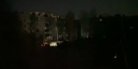 Ночной кадр жилых домов с большинством тёмных окон; внизу видны фары автомобилей - 168.Ru