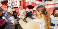 Волонтеры раздают вологжанка хлеб с маслом в парке Ветеранов у Ладного терема.. - Администрация г. Вологда