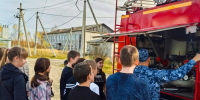 Учащиеся подшефного класса Барашевской средней общеобразовательной школы побывали на экскурсии в пожарной части лечебного исправительного учреждения №3 УФСИН России по Республике Мордовия. Для многих ребят это стало первой возможностью увидеть изнутри, как устроена служба, отвечающая за пожарную безопасность на режимных объектах, и насколько непрост и важен труд огнеборцев. - УФСИН