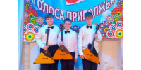 трое мальчиков в белых рубашках и чёрных брюках с бабочками. Они держат балалайки. - МО Кирово-Чепецк