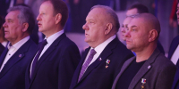 Александр Романенко, Виктор Томенко, Владимир Шаманов и Герой Российской Федерации Алексей Волосков, сын которого, Андрей, получил звание Героя России посмертно, прикрывая отход товарищей на СВО фото - Алтайская правда