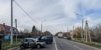 В Курском районе столкнулись три автомобиля: один человек погиб, ещё один — пострадал - Курская правда