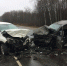 Фронтальное столкновение двух легковых автомобилей на мокрой двухполосной дороге, сильные повреждения передних частей, открытые двери/багажник, аварийный конус на мокрой проезжей части, обочина с берёзовой рощей. - 168.Ru