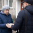 Пожилая женщина передаёт пачку наличных денег мужчине у подъезда многоквартирного дома. - 168.Ru
