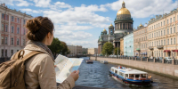 Женщина с рюкзаком и картой смотрит на водный канал и исторические здания Санкт-Петербурга - 168.Ru