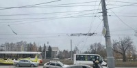 В Омске «Мерседес» врезался в столб и загорелся — пострадал 22-летний водитель - ИА Новый Омск