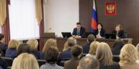 Зал судебного собрания: президиум с тремя людьми на фоне флага и герба России, аудитория в креслах - 168.Ru